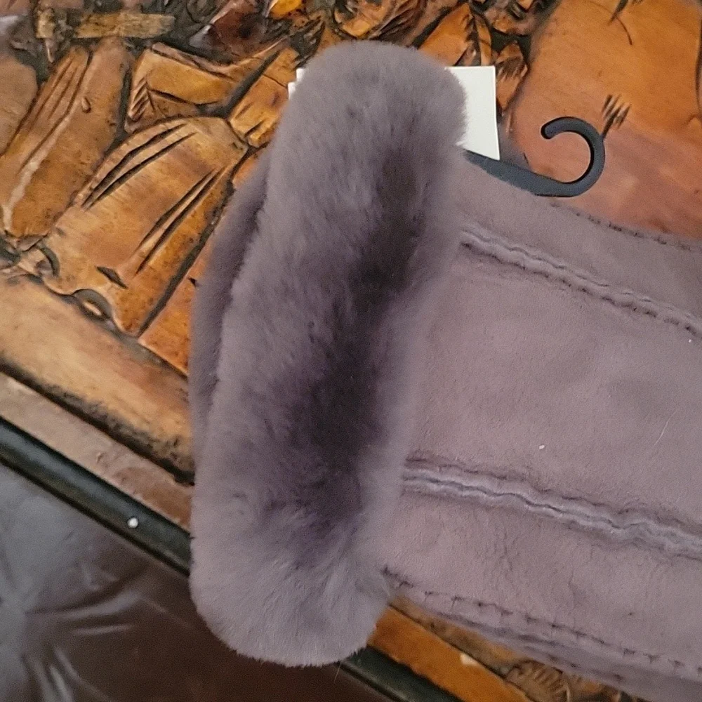 UGG Perforated shearling glove. Grey Sz: large Cold Weather Snow Skiing Outdoors